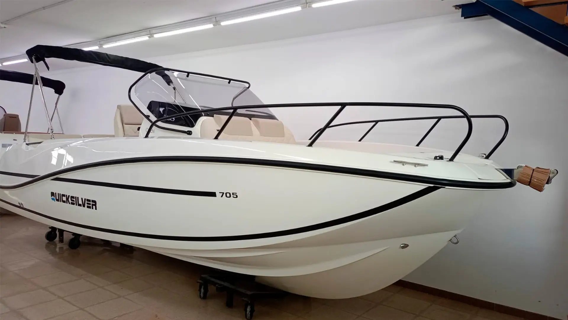 Quicksilver Activ 705 Open - Primer plano en stock