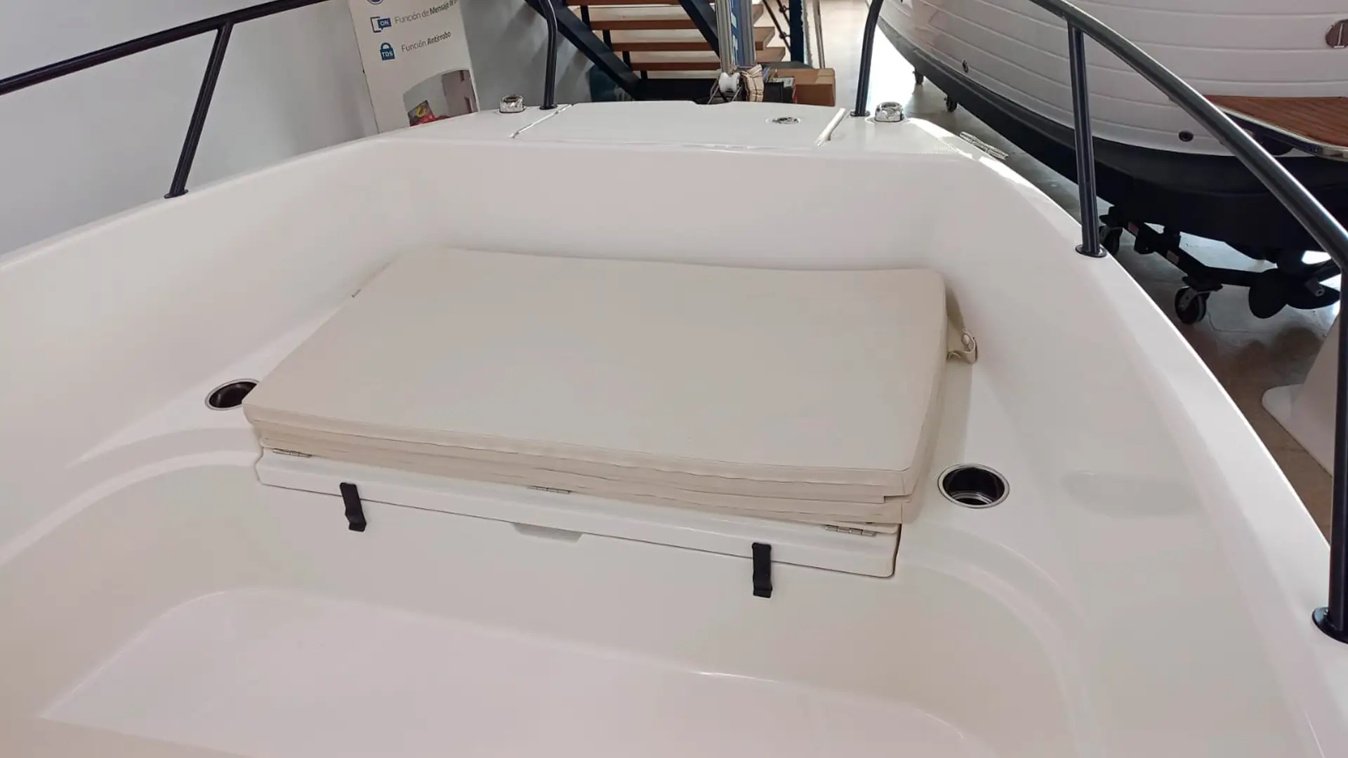 Quicksilver Activ 705 Open - Primer plano proa en stock