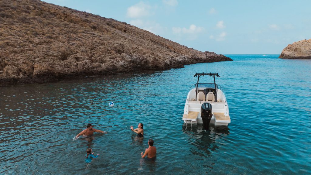 Quicksilver Activ 705 Open - Vista fondeando