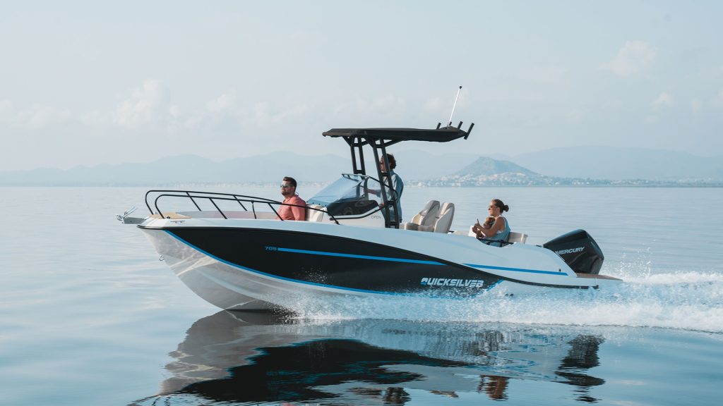 Quicksilver Activ 705 Open - Vista lateral