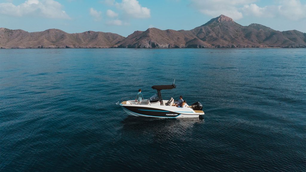Quicksilver Activ 705 Open - Vista lejana