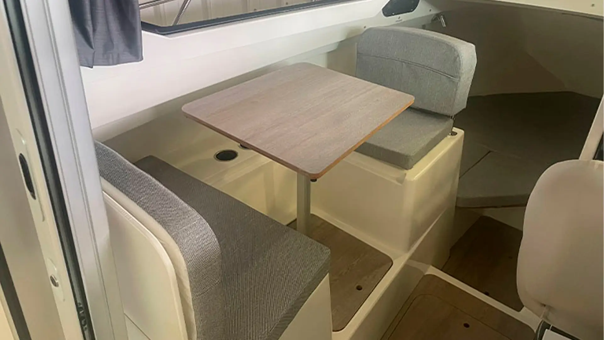 Quicksilver Activ 705 Weekend - Mesa interior entrega inmediata
