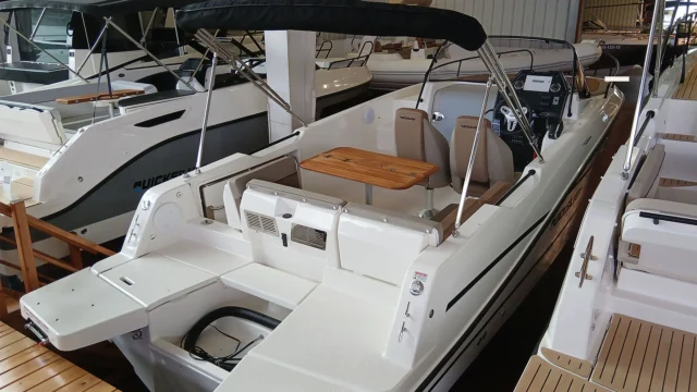 Quicksilver Activ 755 Sundeck