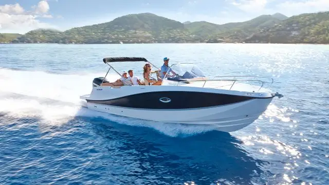 Quicksilver Activ 755 Sundeck - Navegando a estribor