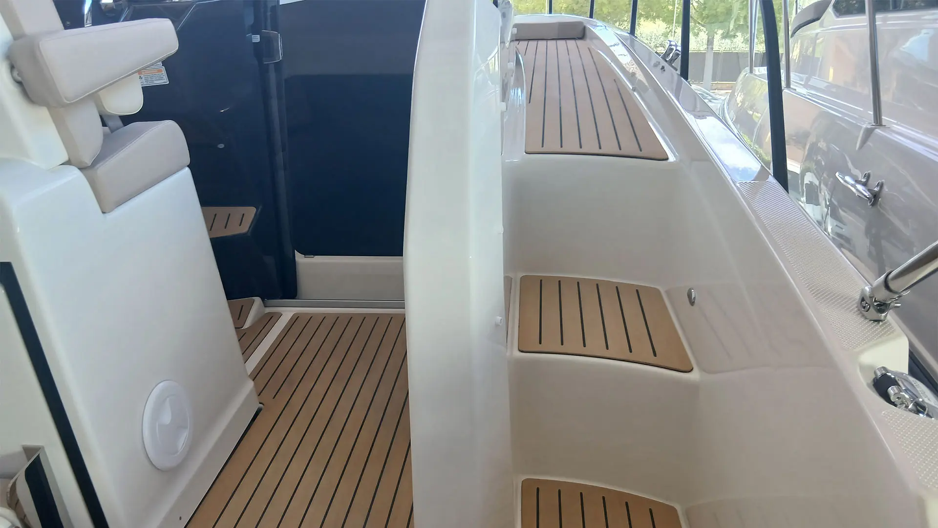 Barco nuevo entrega inmediata Quicksilver Activ 785 Sundeck - Acceso solárium