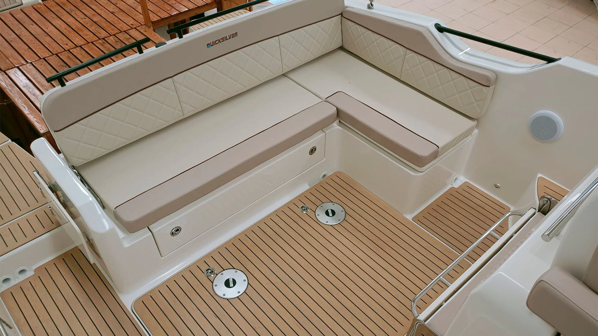 quicksilver-activ-875-sundeck-ap-asiento-popa