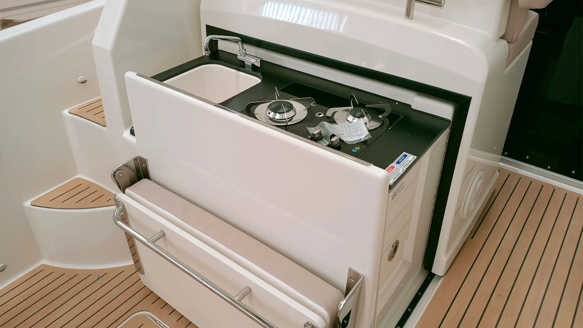 quicksilver-activ-875-sundeck-ap-cocina