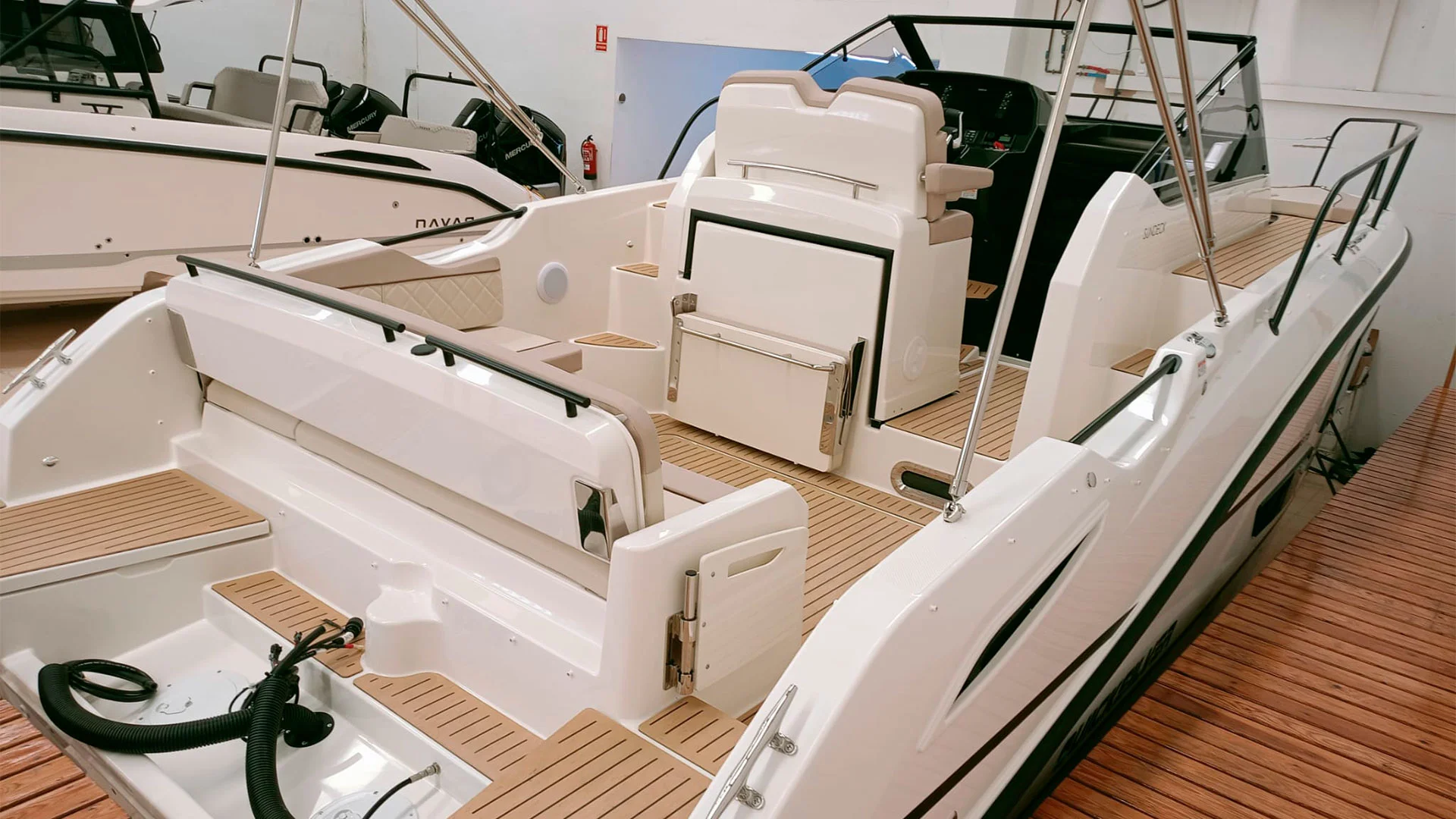 Quicksilver Activ 875 Sundeck