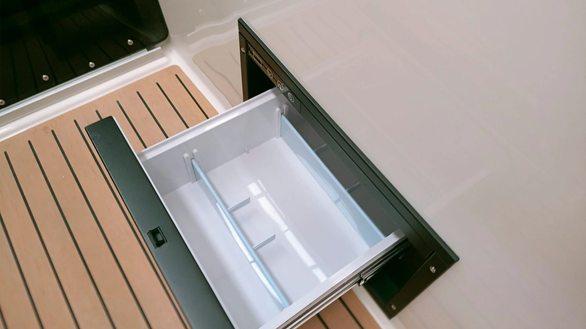 quicksilver-activ-875-sundeck-ap-nevera