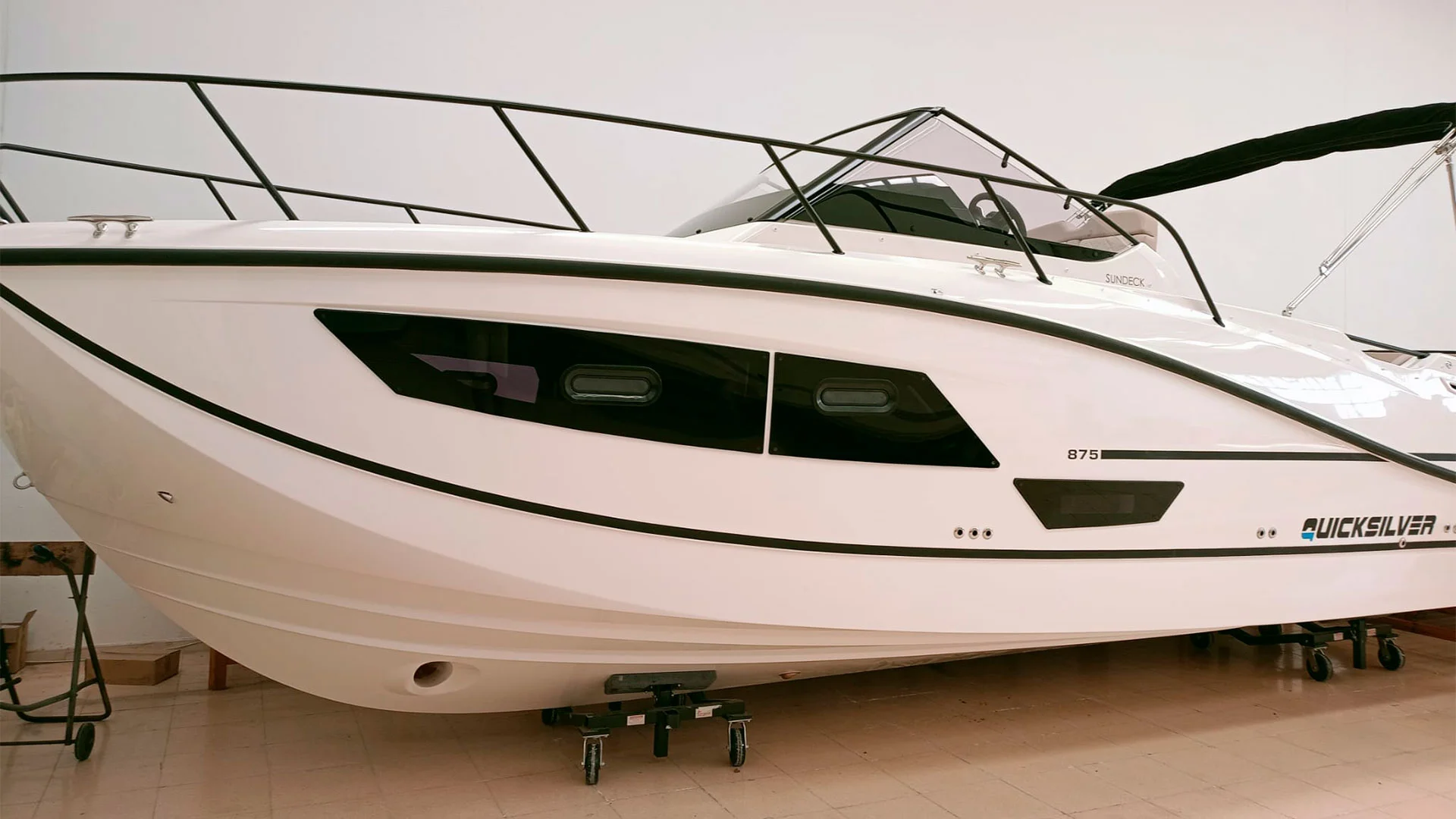 quicksilver-activ-875-sundeck-ap-vista-lateral