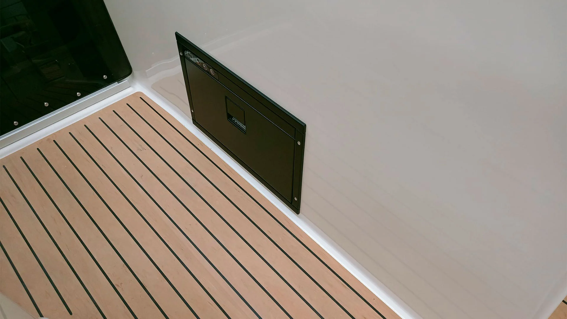 quicksilver-activ-875-sundeck-ap-vista-nevera