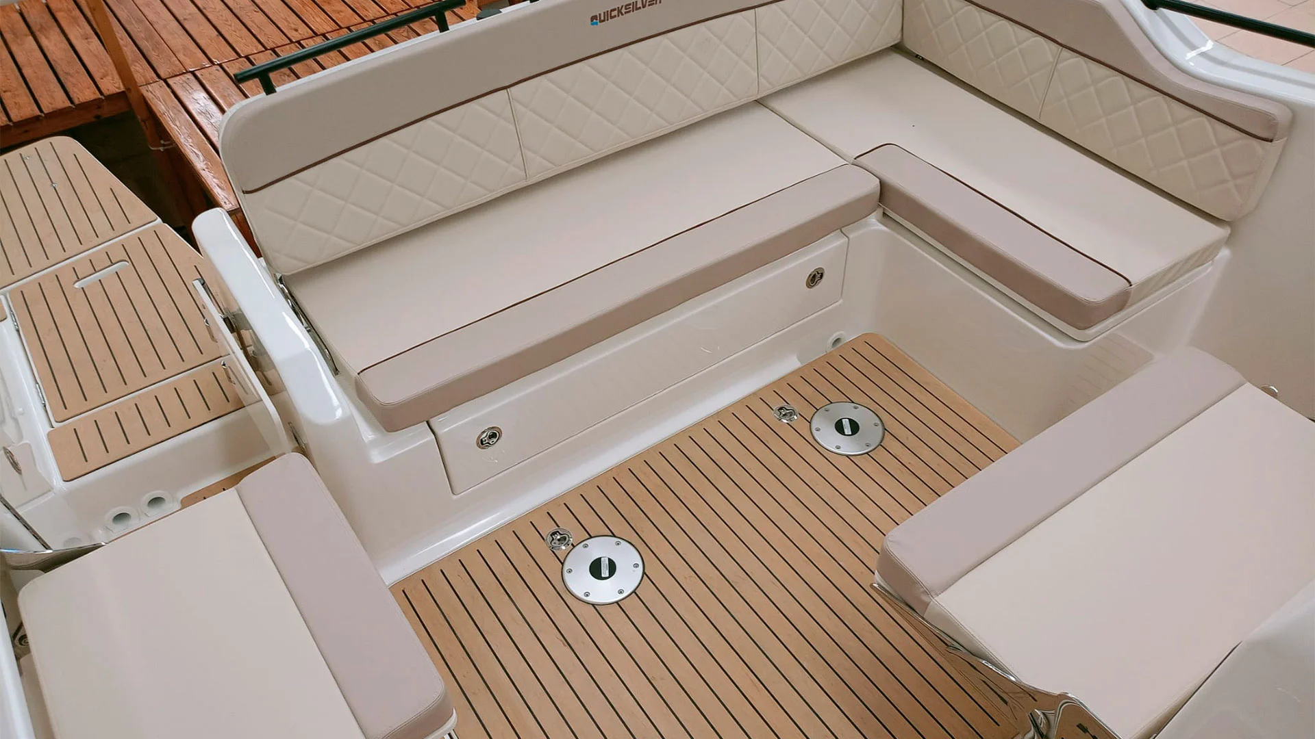 quicksilver-activ-875-sundeck-ap-zona-popa