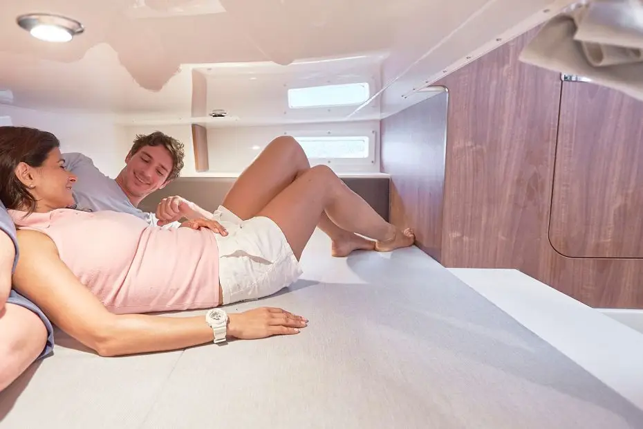 Quicksilver Activ 875 Sundeck - Cama cabina