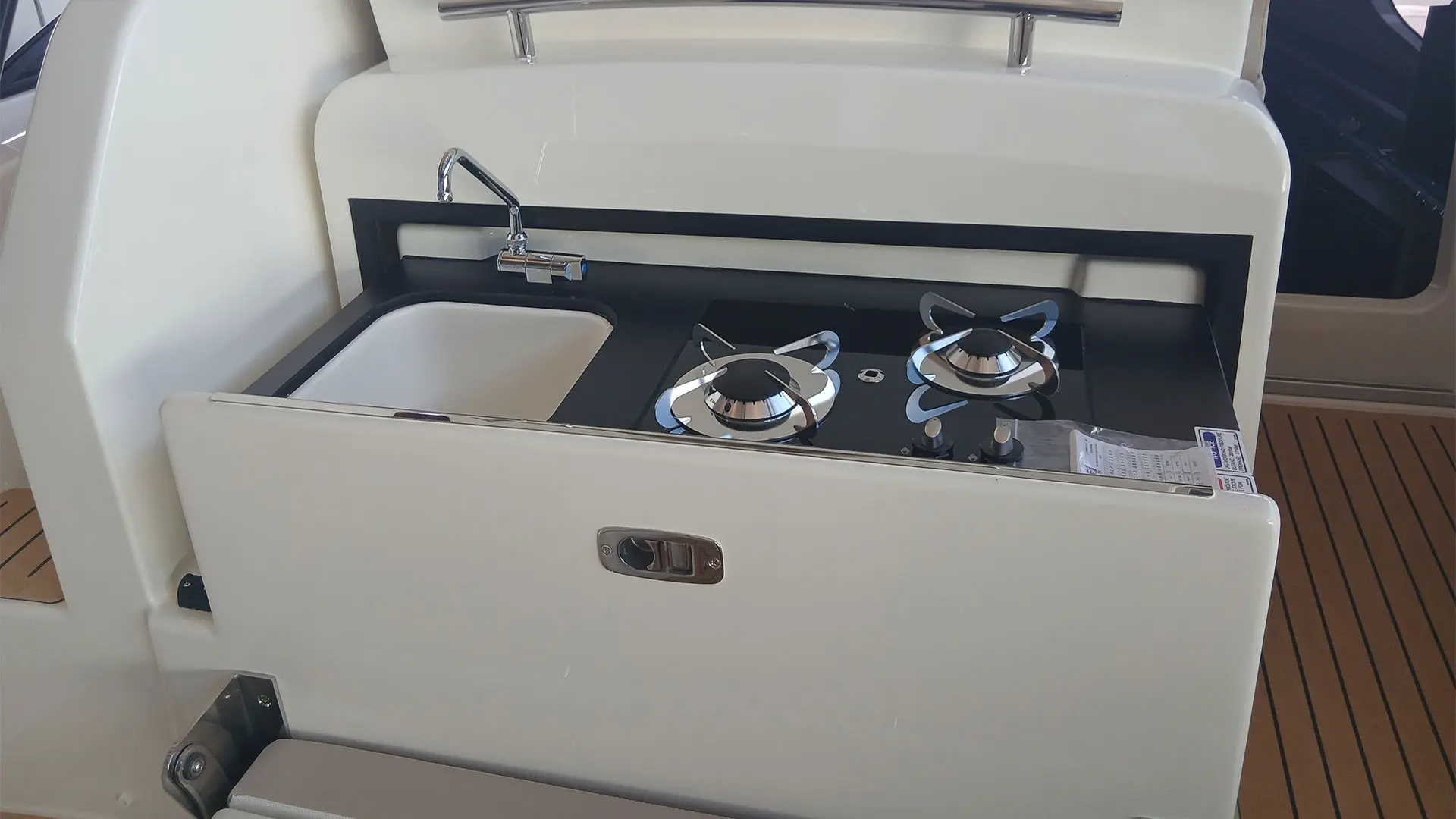 Barco nuevo entrega inmediata Quicksilver Activ 785 Sundeck - Cocina