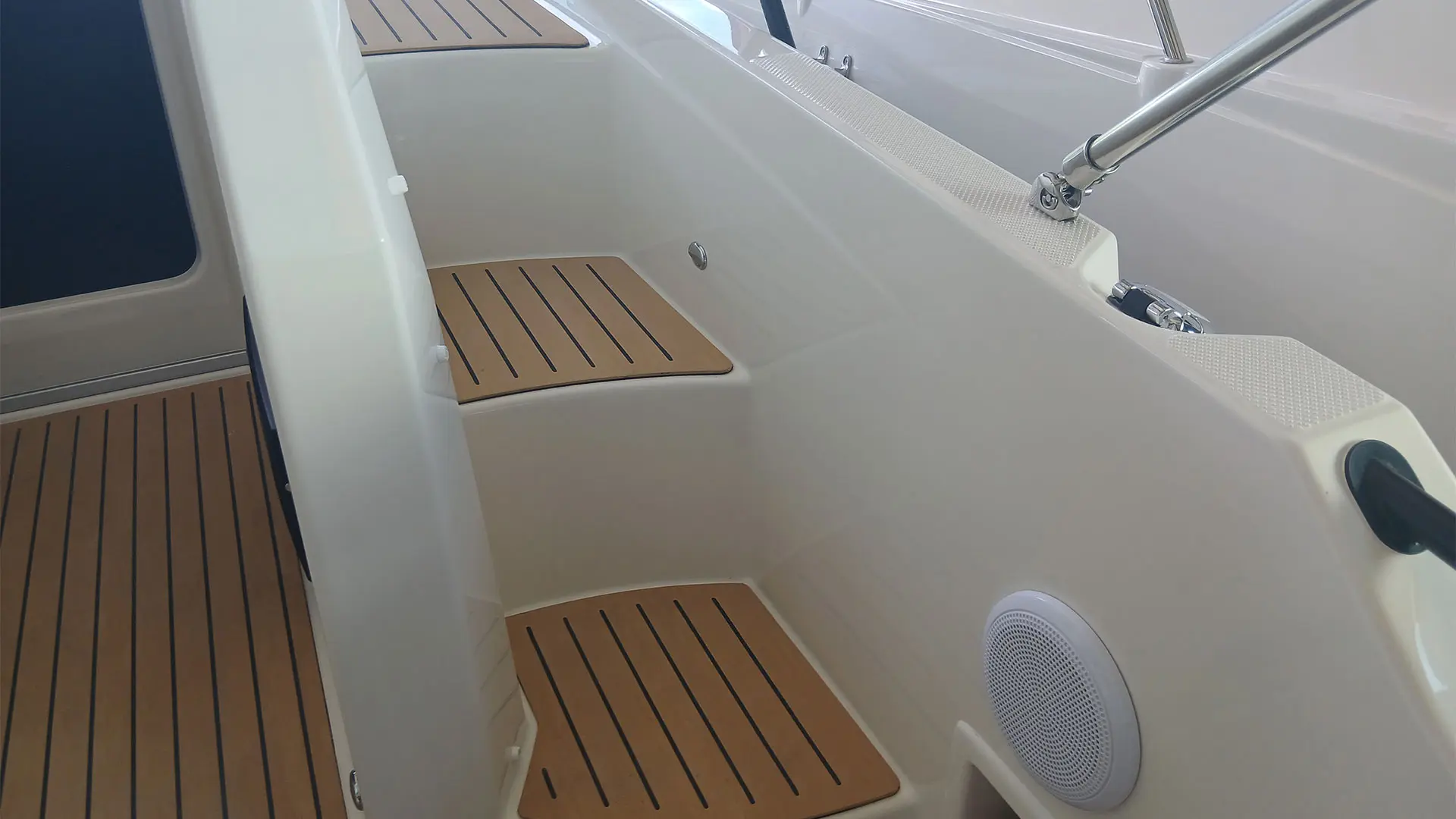 Barco nuevo entrega inmediata Quicksilver Activ 785 Sundeck - Escaleras proa