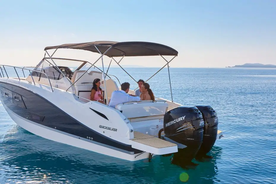 Quicksilver Activ 875 Sundeck - Fondeando