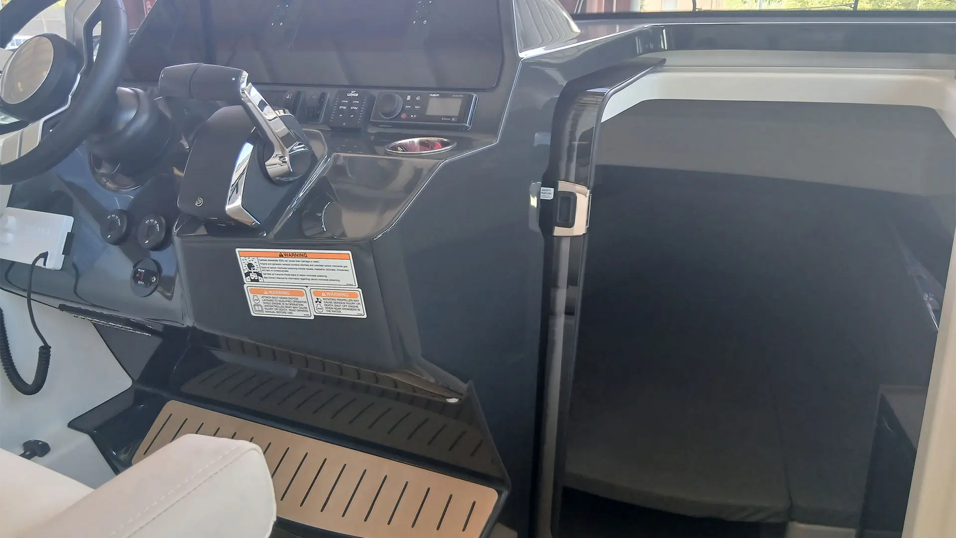 Barco nuevo entrega inmediata Quicksilver Activ 785 Sundeck - Vista cabina