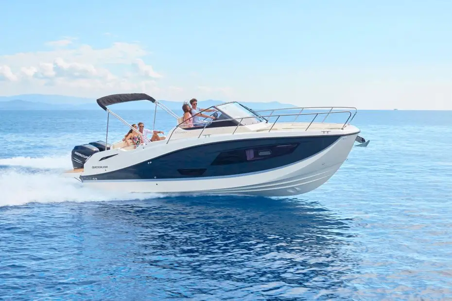 Quicksilver Activ 875 Sundeck - Vista lateral