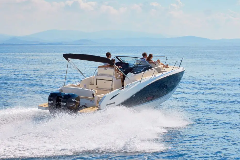 Quicksilver Activ 875 Sundeck - Vista popa