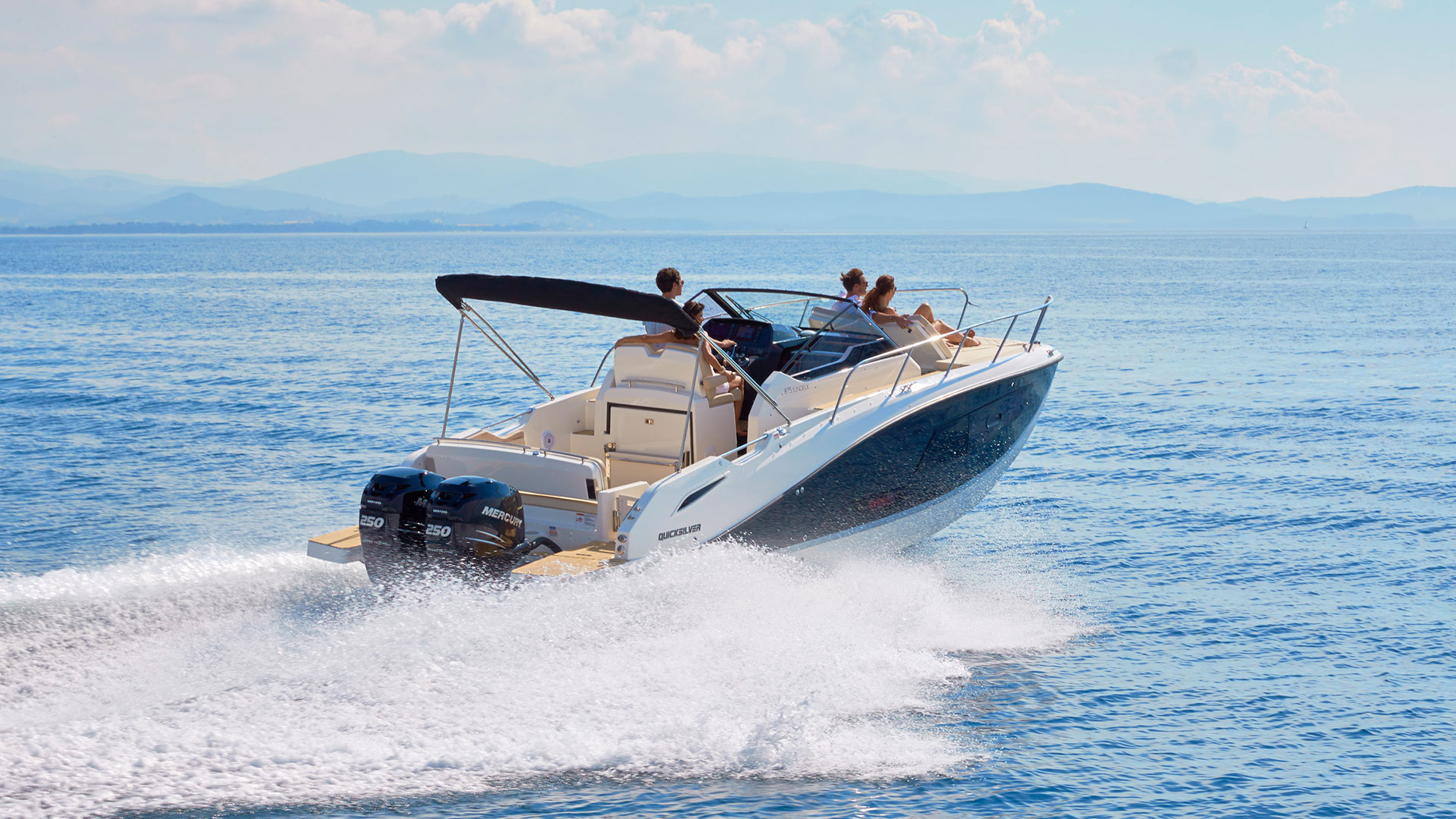 Quicksilver Activ 875 Sundeck - Vista popa entrega inmediata