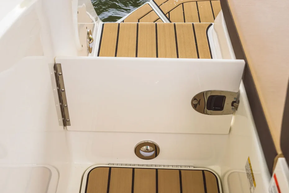 Sea Ray SDX 230 - Puerta acceso