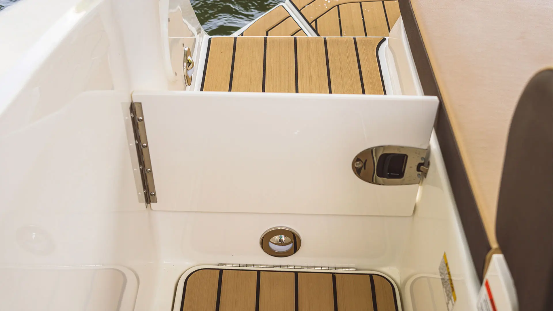 Sea Ray SDX 230 - Puerta acceso