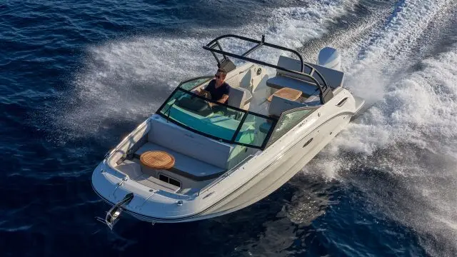 Sea Ray SDX 250 Fueraborda - Navegando vista proa