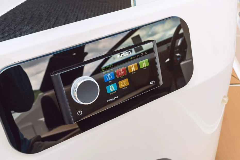 Sea Ray SDX 250 Surf - Radio