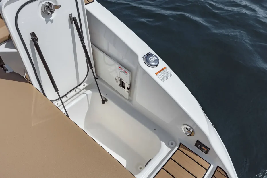Sea Ray SDX 270 - Cofre en pasillo