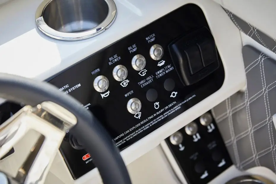Sea Ray SLx 250 - Panel