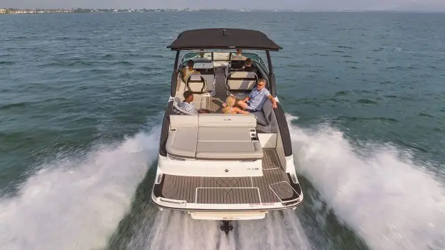 Sea Ray SLX 280 - Navegando primer plano