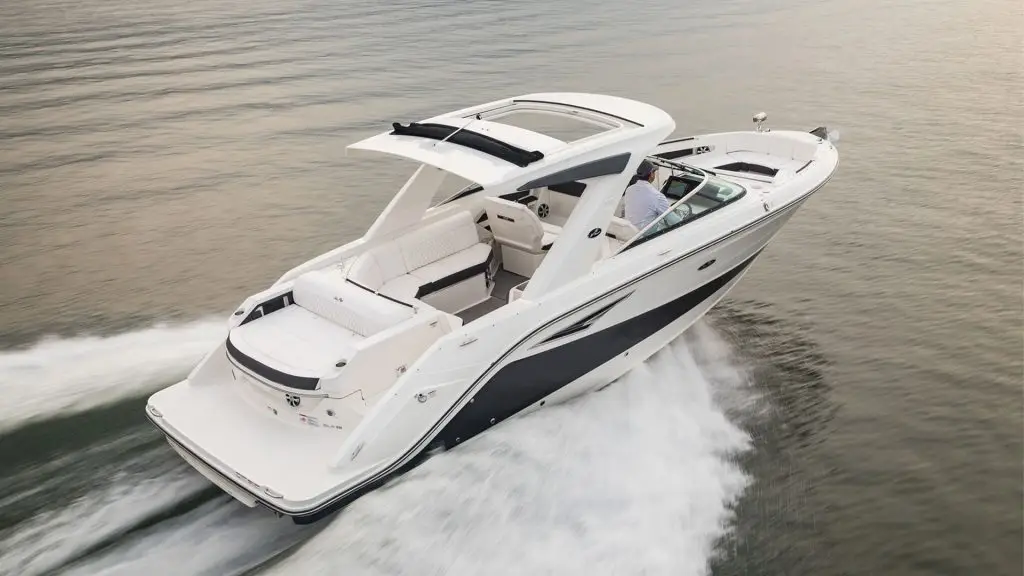 Sea Ray SLX 310 - Navegando primer plano