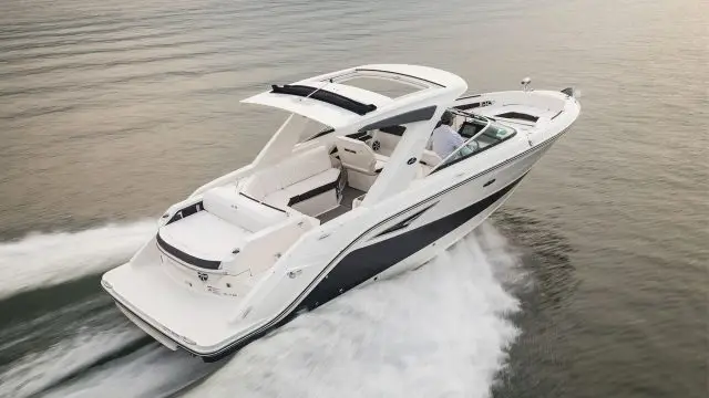 Sea Ray SLX 310 - Navegando primer plano