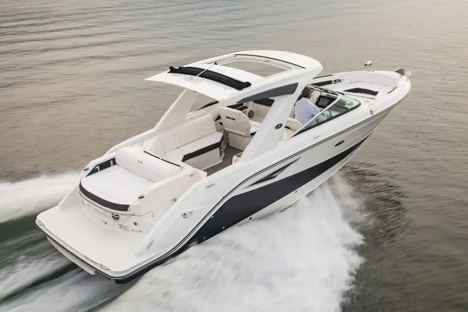 Sea Ray SLX 310 - Navegando primer plano