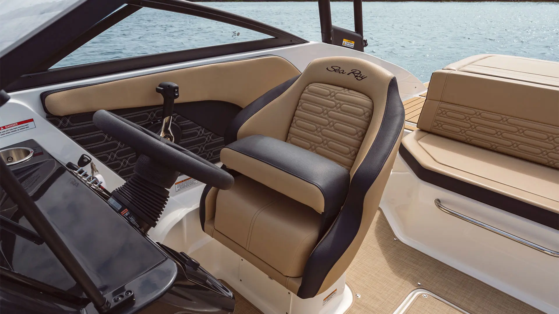 Próximamente en stock Sea Ray SPX 190 OB - Puesto de gobierno