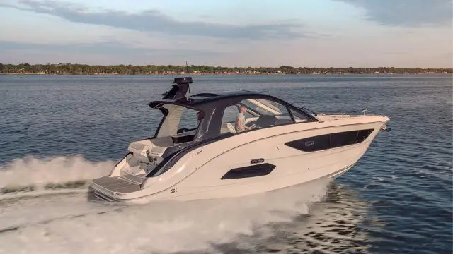 Sea Ray Sundancer 370 - Primer plano