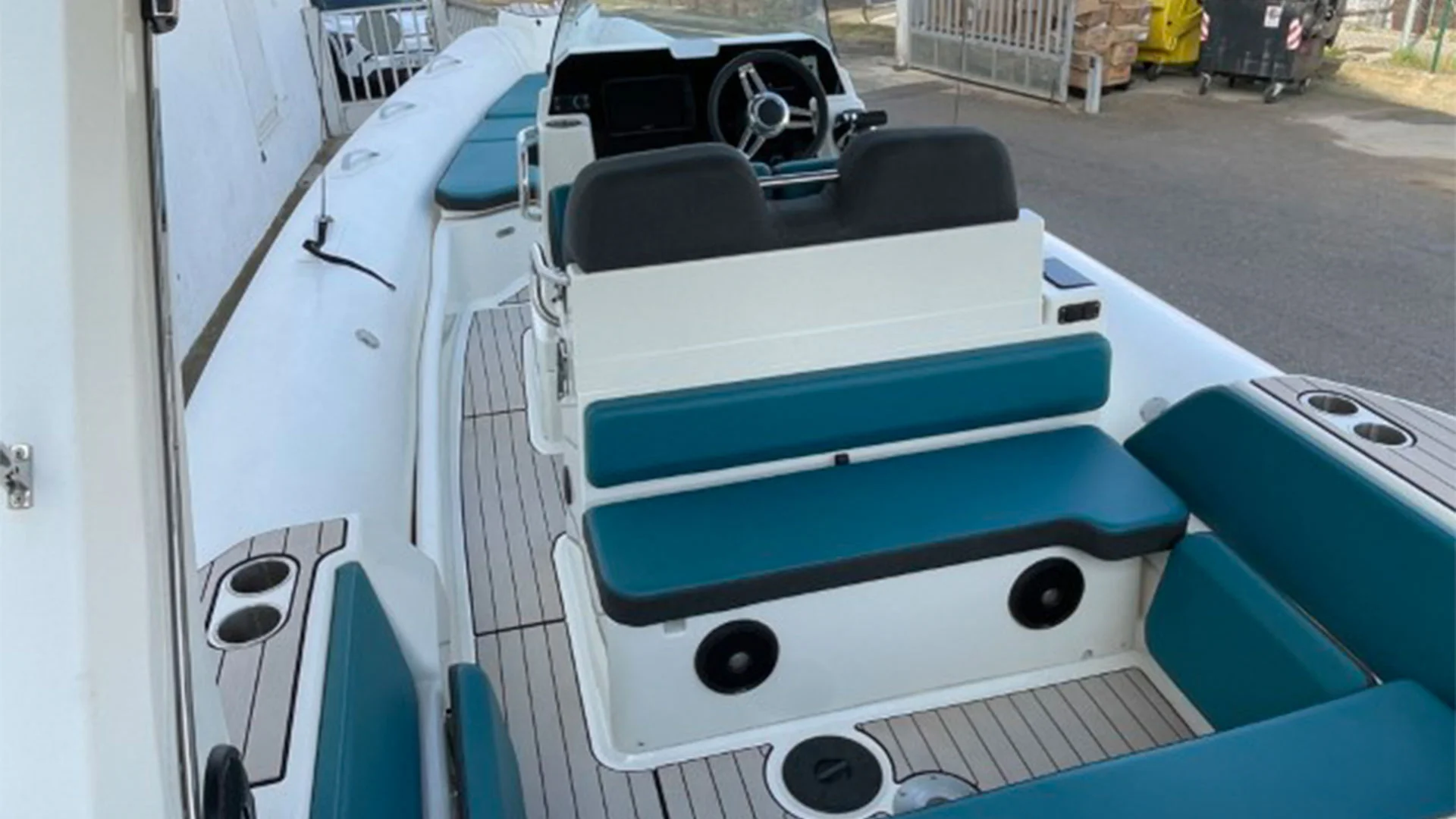 Semirrígida ocasión Zodiac Medline 7.5 2021 - Zona bañera