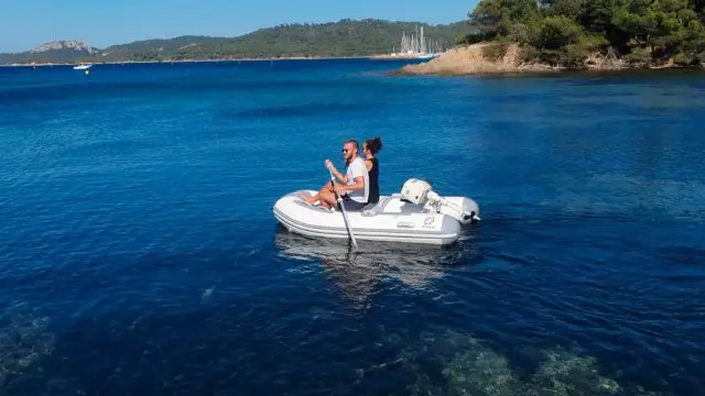 Zodiac Cadet 230 Aero - Navegando vista lateral