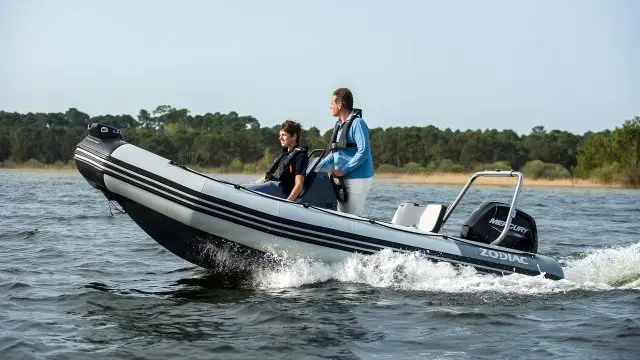 Zodiac Open 4.8 - Navegando vista lateral