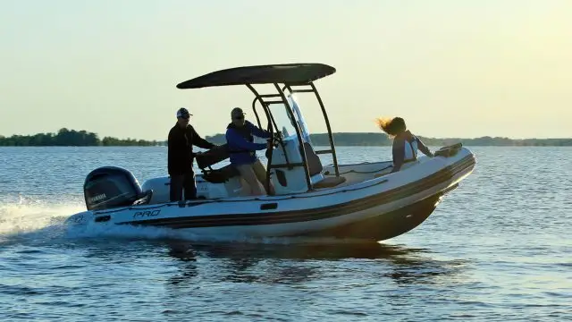 Zodiac Pro 6-5 - Navegando vista lateral
