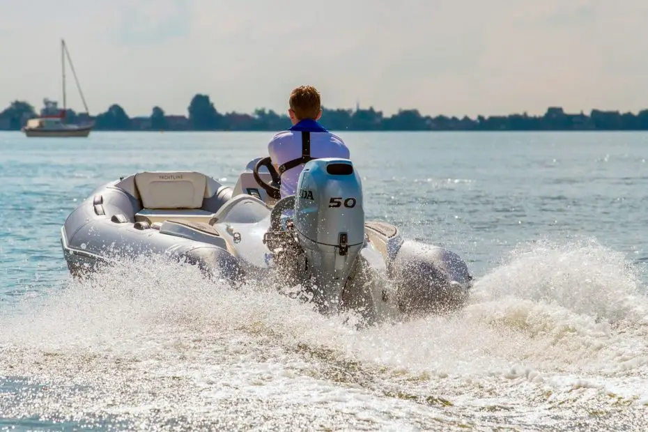 Zodiac Yachtline 360 - Navegando vista popa
