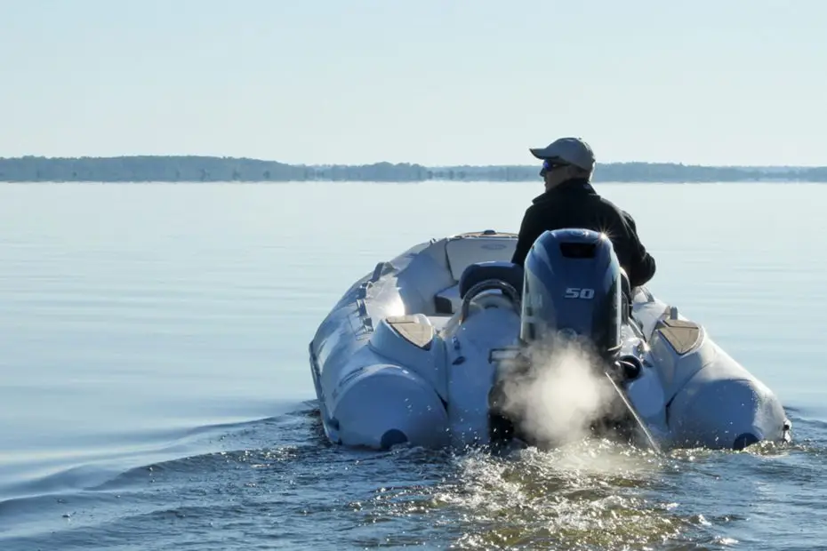 Zodiac Yachtline deluxe 400 - Vista popa