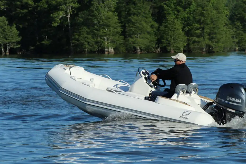 Zodiac Yachtline deluxe 400 - Dirección puerto