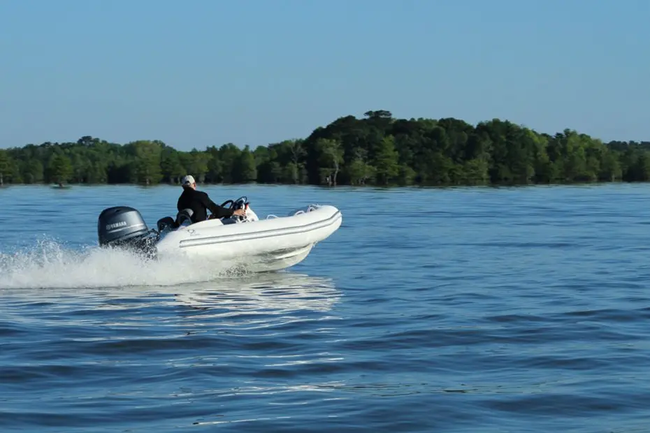 Zodiac Yachtline deluxe 400 - Imagen lejana