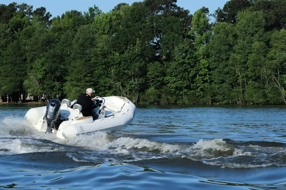 Zodiac Yachtline deluxe 400 - Navegando a estribor